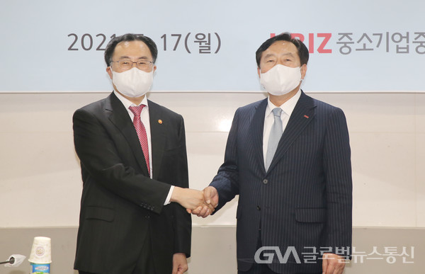 (사진제공:중소기업중앙회)(왼쪽부터) 문승욱 산업부 장관,김기문 중기중앙회장