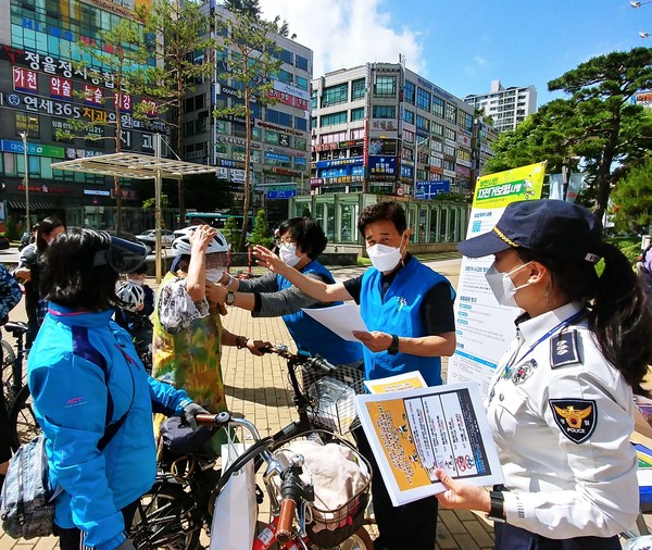 (사진 : 부천시) 자전거‧킥보드 안전사고 예방 캠페인을 진행하는 모습