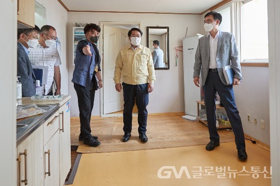 (사진제공:아산시청) 오세현 아산시장, 공동주택 환경개선사업장 현장 방문