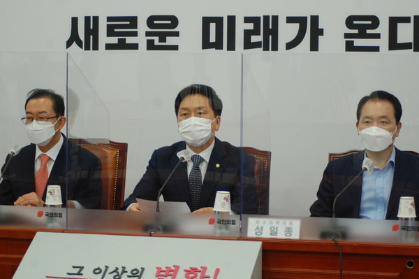 (사진:글로벌뉴스통신 윤일권 기자)김기현 원내대표(가운데)