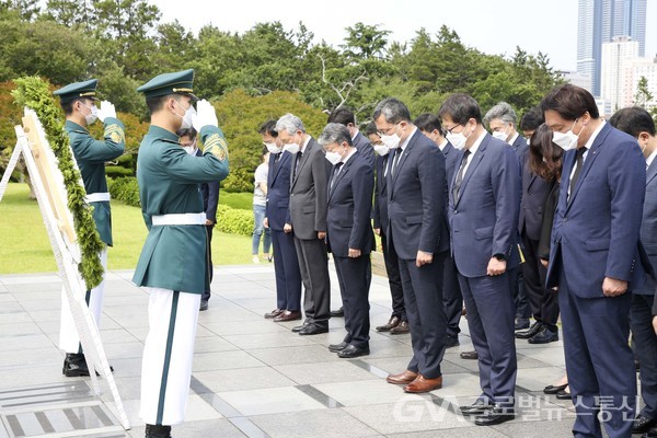 (사진제공:캠코) 문성유 캠코 사장(사진 앞줄 오른쪽 세 번째)과 임직원들이 한국전쟁에 참전한 유엔군 희생자들의 넋을 기리기 위해 헌화 후 참배