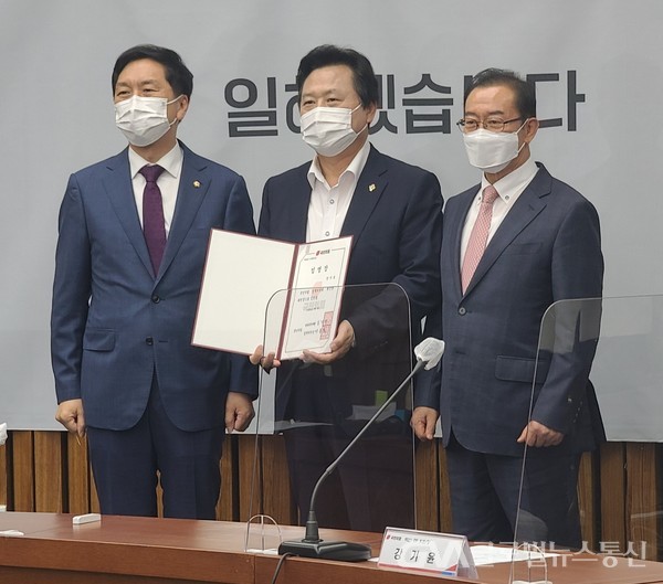 (사진제공:국민의힘)강기윤 코로나 백신TF 위원장 (중앙)