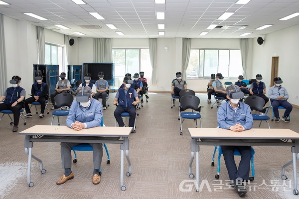 (사진제공:한울본부)교육생들이 VR기기를 활용해 사고상황을 체험하고 있다