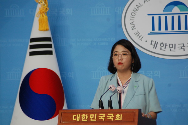 (사진:글로벌뉴스통신DB) 국회 소통관에서 발언하는 기본소득당 용혜인 의원.