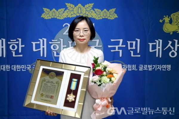 (사진제공:한국신지식인협회)신지식인 박선미 농업회사법인㈜참푸른푸드 대표이사, 2021위대한대한민국국민대상 축산발전공로대상 수상