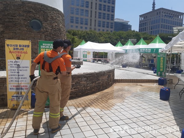 (사진제공:부산소방) 부산시청 등대광장 임시 선별진료소