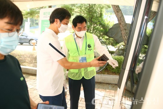 (사진제공:의왕시청) 김상돈 의왕시장, 코로나19 예방접종센터 봉사활동 참여
