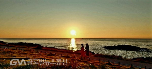 (사진제공: FKILsc 이현근경영자문위원) 해돋는 이른아침 오시리아 해변 산책로 