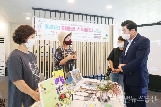 (사진제공:의왕시청) 김상돈 의왕시장이 평생학습동아리 활동 전시회에 방문했다.