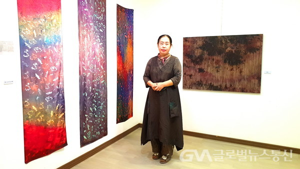 (사진: 글로벌뉴스통신 김금만 기자) 이선애 작가 선갤러리문화관장
