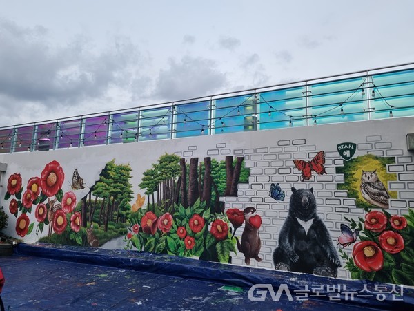 (사진제공:시설공단) 부산예술고등학교 학생 재능기부 벽화
