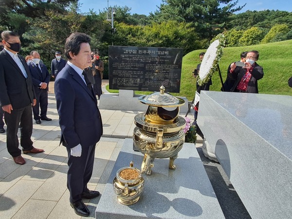 (사진: 10월 18일, 허경영 국가혁명당 대통령 후보, 현충원 김영삼 전대통령 묘역 참배)