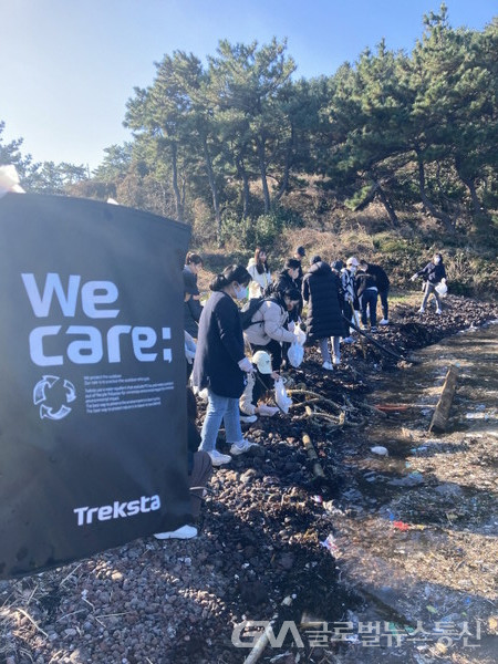 (사진제공:트렉스타) 친환경 클린 캠페인 진행 - 쓰레기 줍는 활동 모습
