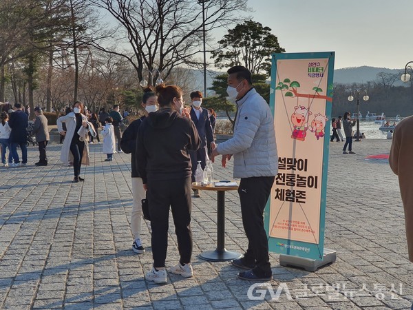(사진제공:경북문광공사)시민들이 2021년 보문광장에서 설맞이 행사에 참여하고 있다.