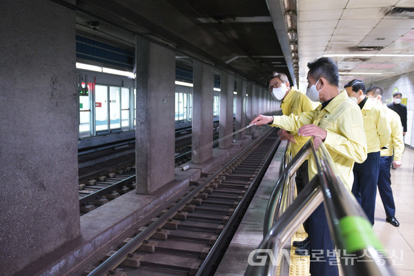 (사진제공:부산시) 도시철도 안전관리 현장방문(구명역)