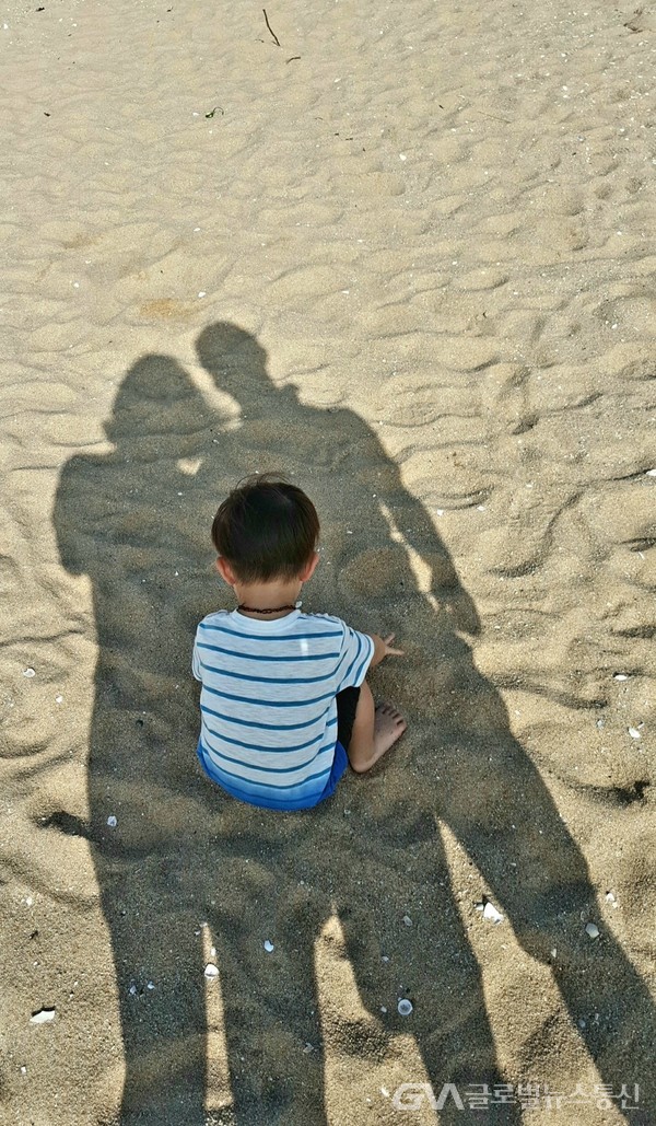  (사진 : YM Yu제공) 5월은 가정의 달 - 아빠.엄마가 지켜주는 아가의 여름 모래밭 놀이 - 
