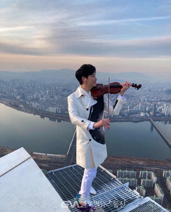(사진제공 : HJ컬쳐) 롯데월드타워 최상층부에서 연주하는 바이올리니스트 KoN(콘)
