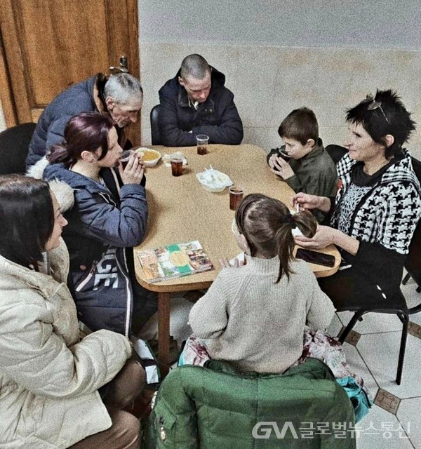 (사진: 우크라이나 Jane Nam 제공) 전쟁으로 인한 Homeless를 위한 시민 자원봉사단체에서, 포격으로 순식간에 집을 잃은 일가족을 대피시켜 간단한 요기를 제공하고 있다