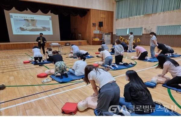 (사진제공: 울산광역시) 태화중학교 강당에서 교직원들을 대상으로 심폐소생술 및 자동심장충격기(AED) 사용법에 대한 교육을 실시