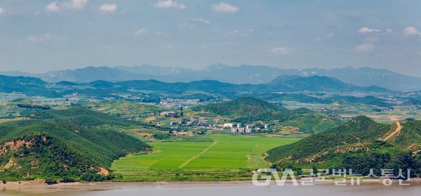 (사진:전망대에서 북한 개풍군 모습)