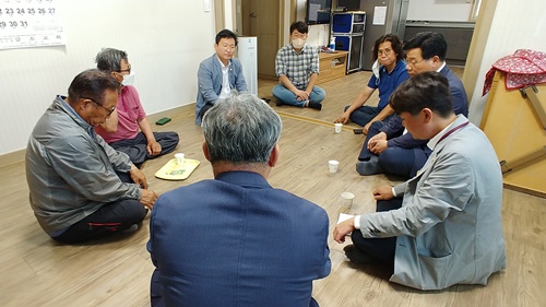 (사진제공:글로벌뉴스통신) 안동포마을 주민들과 대화나누는 의원들