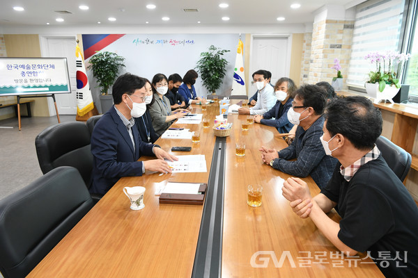 (사진제공:안산시) 이민근 안산시장, (사)한국예총 안산시 지회 임원들과 첫 상견례 모습