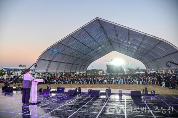 (사진제공:영주시) 이희범 조직위원장이 2022영주세계풍기인삼엑스포 개막선언을 하고 있다