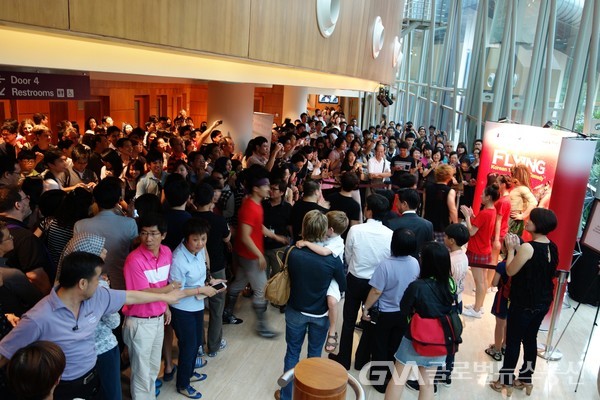 (사진제공:경주엑스포대공원)2012 싱가포르 공연 후 공연장 밖에서 관객들에게 인사를 하는 모습