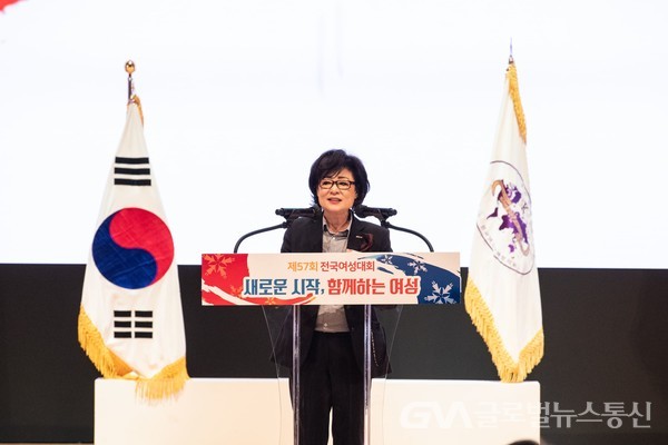 (사진제공:한국여성단체협의회) 제57회 전국여성대회 개최에서 인사말 하는 허명 회장