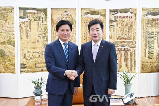 (사진제공:부천시청) 조용익 부천시장(왼쪽)과 김진표 국회의장(오른쪽)