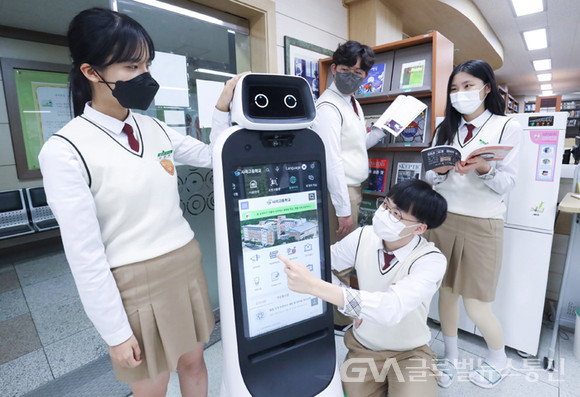 (사진제공:LG전자)LG전자, 교육 현장에 로봇 배포..."디지털 인재 육성"