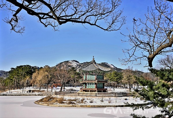 (사진제공:김강수YouTuber) 하얀 눈 덮인 '향원정'과 인왕산 치마바위 설경雪景 