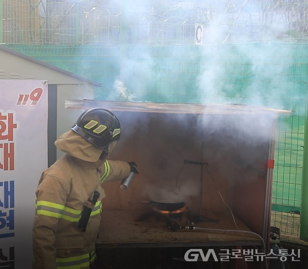 (사진제공:부산소방) 음식물조리중 화재예방을 위한 화재재현실험 - K급 소화기