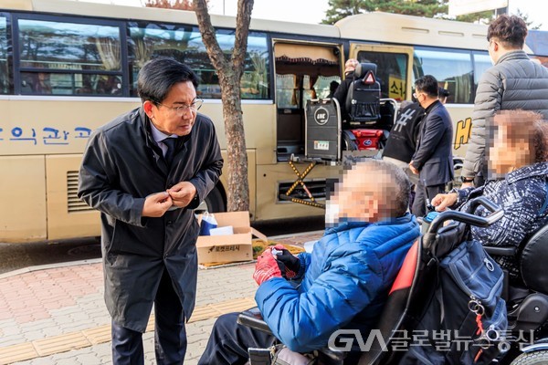 (사진제공:마포구) 지역 복지 대상자들의 고충을 경청하고 있는 박강수 마포구청장.