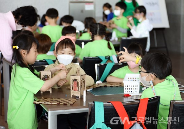 (사진:경주시) 경주엑스포대공원 문화센터에서  공예체험을 하고 있는 초등학생들