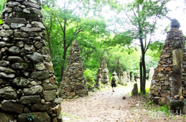 (사진: 제천시관광과)인근 사찰인 금수암의 관봉스님의 공덕인 돌탑모습