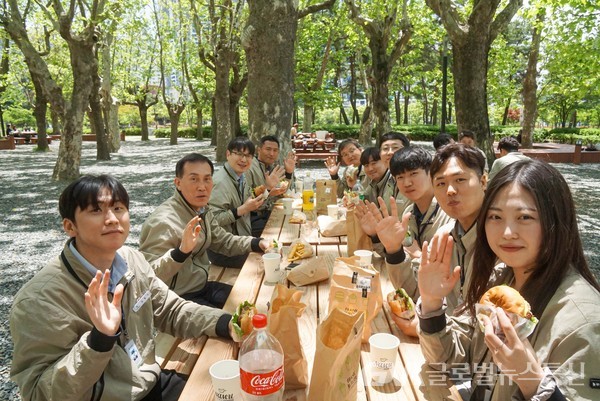 (사진제공:공단) 박인호 이사장 직무대행(왼쪽두번째)이 직원들과 함께 햄버거와 음료를 들고 환하게 웃고 있다.