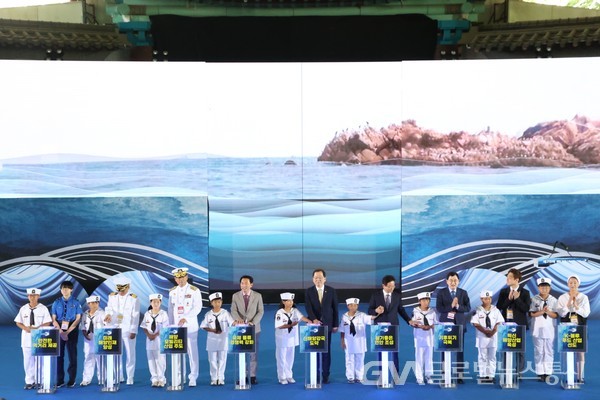 (사진:경주시)국내 최고의 해양문화축제인 제28회 바다의 날 기념식이 경북 경주엑스포대공원 백결공연장에서 31일 성황리에 개최됐다.