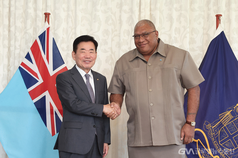 (사진제공:국회의장실) 카토니베레 피지 대통령과 악수하는 김진표 국회의장.