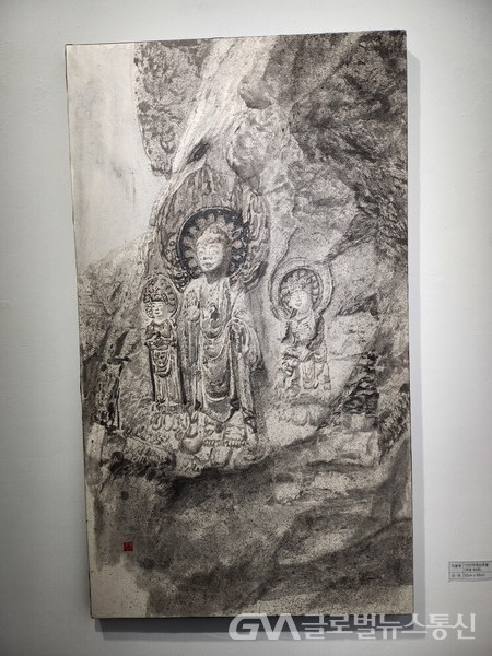 (사진촬영 : 글로벌뉴스통신 송영기 기자) 작품명 '서산마애삼존불' 국보84호 52 x 90 cm