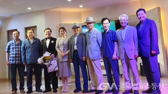 (사진 : 글로벌GNA) 썸머 콘서트 종료후 이기연 소장과 김인철박사 축하 친구들과 기념촬영