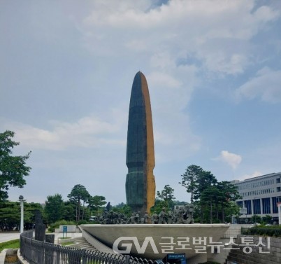 (사진 : 글로벌뉴스통신) 전쟁기념관 입구의 6.25전쟁 상징 조형물
