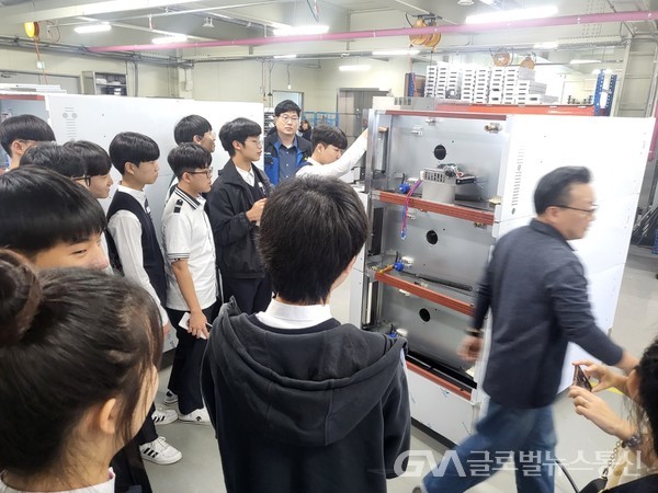 (사진제공 : 빅드림) 평택마이스터고 학생들이 (주)라진플로베 생산현장을 방문하여, 제과제빵기기 전자기판 교체작업을 체험하고 있다.