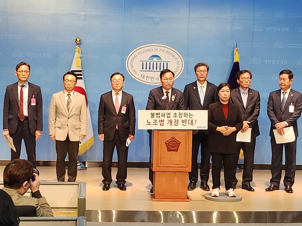 (사진:글로벌뉴스통신 윤일권 기자)홍석준 의원과 관계자들