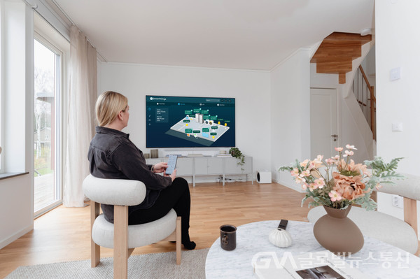 (사진제공:삼성전자) 삼성전자 직원이 스마트싱스를 활용해 ‘브로비홀름 스마트시티(Brobyholm Smartcity)’에 구축된 ‘넷 제로 홈’ 솔루션을 체험하고 있다.