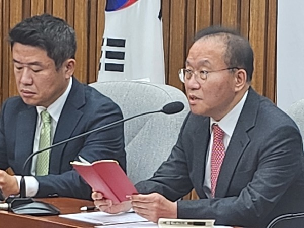 (사진:글로벌뉴스통신 윤일권 기자)윤재옥 원내대표(오른쪽)