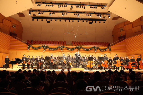 (사진:글로벌뉴스통신 권혁중)이병준 지휘자와 함께한 분당청소년 오케스트라 단원들.
