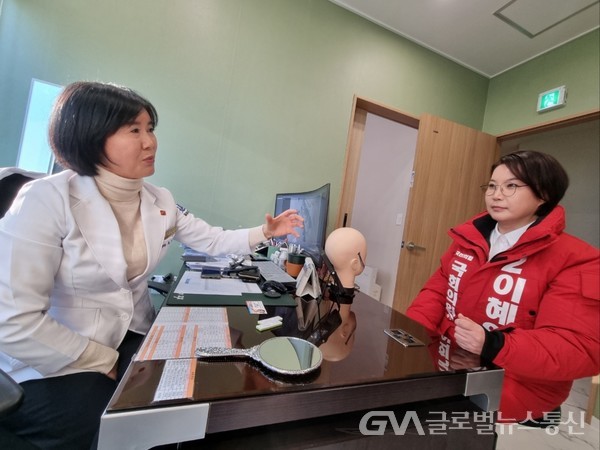 (사진제공:이혜영예비후보) 이혜영 후보(오른쪽), 조수아 병원장(왼쪽)