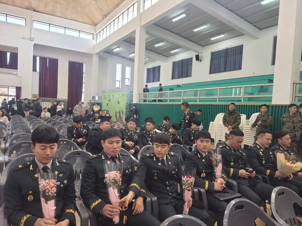 (사진: 글로벌뉴스통신 황성배 기자)  국방의 의무와 학업을 병행한  제7557 부대  위탁교육생  32명에게 졸업의  큰 영광을  얻게 되었다
