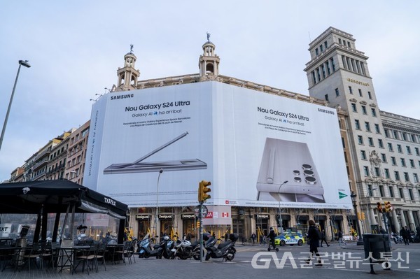(사진제공:삼성전자) 현지시간 19일, 스페인 바르셀로나 카탈루냐 광장(Plaza de Catalunya)의 갤럭시 S24 시리즈 대형 옥외 광고